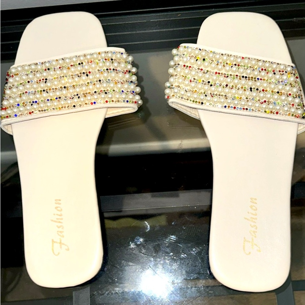 Sandles size 42 / 11 1/2 —- but they run small like a size 9